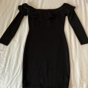 Off the shoulder bodycon - Off the shoulder klänning som slutar över knän. Använd 1 gång.