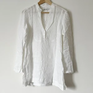 Linnetunika - Säljer en vit blus/topp/tunika i linne, använd en gång så i mycket bra skick. Storlek S
