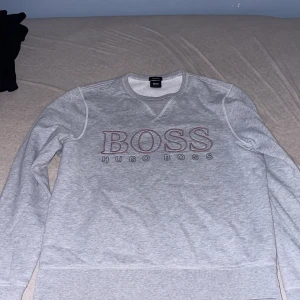 Boss - Säljer min boss tröja i storlek M då den var för liten för mig tar emot byten skriv för fler fråger