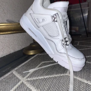 Jordan 4s Pure Money  - Dom är använda men i bra skick. Storlek 37,5.