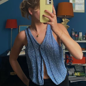 Stickad väst - Världens sötaste stickade väst som inte kommer till användning längre!