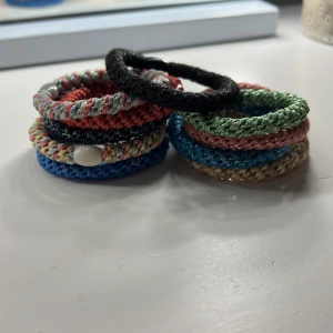 Kknekki tofsar  - Säljer mina kknekkis❤️säljer varje kknekki för 17 kr st förutom de på bild tre som säljs för 15 kr st pga lite sämre skick❤️‍🔥plus frakt 10kr ord pris = 29 