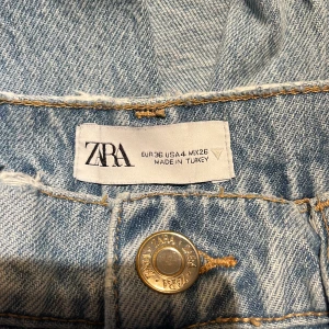 Zara jeans - Blåa jeans från Zara i storlek 36. Passar mig som är 180cm i längden
