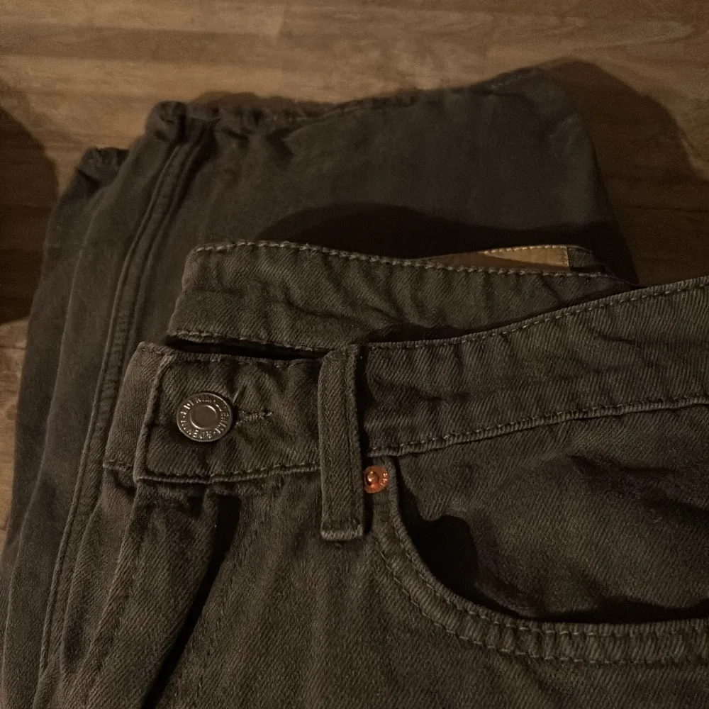 Säljer dessa bruna jeans från H&M. Modellen heter ’Baggy lowwaist’. Använda typ 2 gånger, tar bara plats nu. Jag är ca 160☺️nypris 300. Jeans & Byxor.