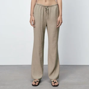 Linnebyxa - Skit snygga lågmidjade linnebyxor i en beige färg från Zara🤎 Storlek S