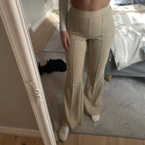 beiga kostymbyxor  - ett par beiga fina raka kostymbyxor, formar jättefint. Perfekta att ha nu till våren 💕💕köparen står för frakten 