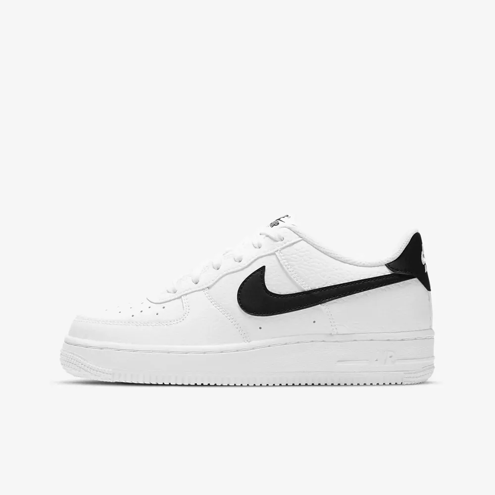 Ett par Nike skor i storlek 38. ( lägger ut igen pga att ett par köpte) skriv privat för fler bilder💕. Skor.