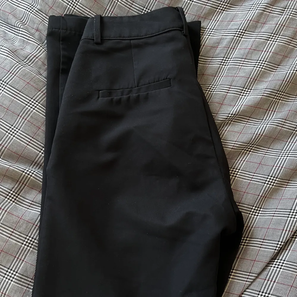 Svarta kostymbyxor från bikbok. Lite lätt utsvängda. Används sparsamt. Jeans & Byxor.