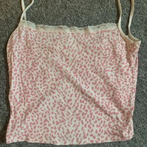 Mönstrat spetslinne  - Så gullig topp som tyvärr inte används 💕