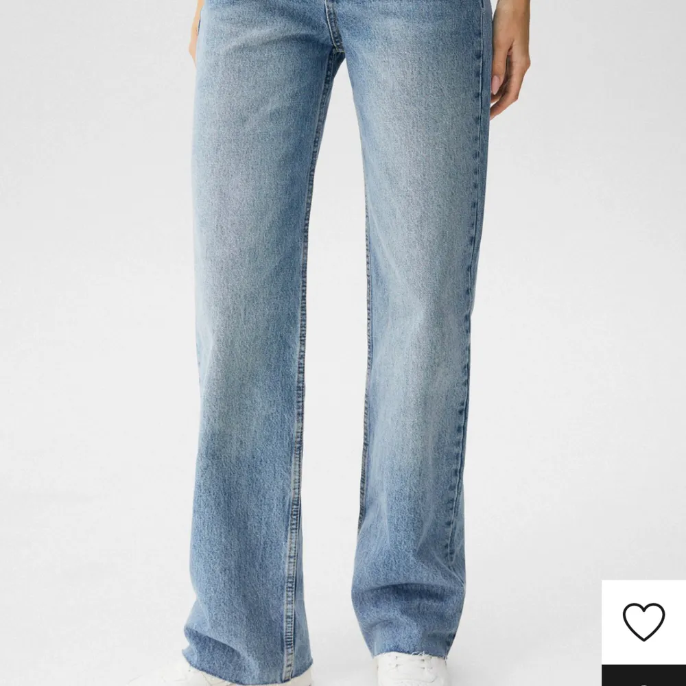 Helt nyköpta jeans från pull & bear! Använd en gång för trodde de passa så drog av lappen. Men det var försmå. (Inte mina bilder) ( bilder finns fråga ba i chatten) seriösa köpare endast! Priset kan diskuteras! Org pris 399kr. Jeans & Byxor.