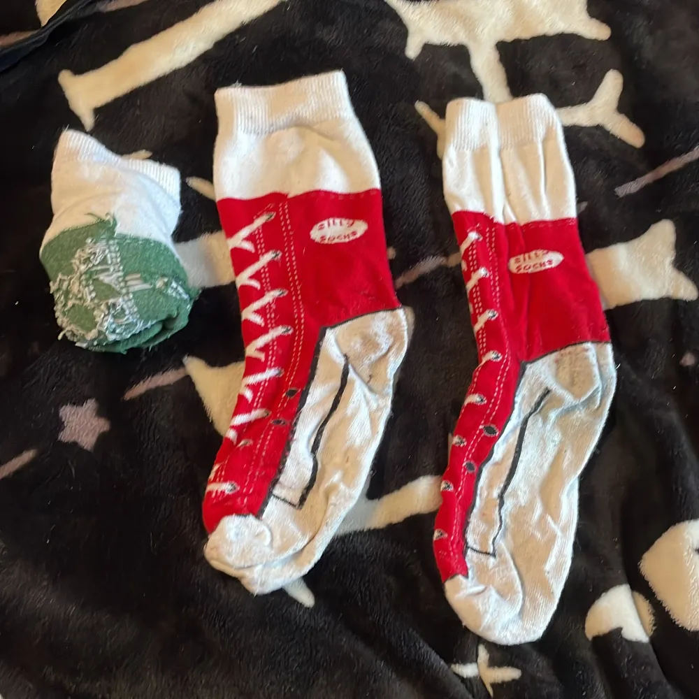 Två par silly socks som ska se ut som sneakers. De gröna är likadana. Övrigt.