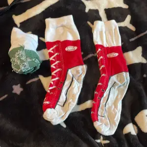 Två par silly socks som ska se ut som sneakers. De gröna är likadana