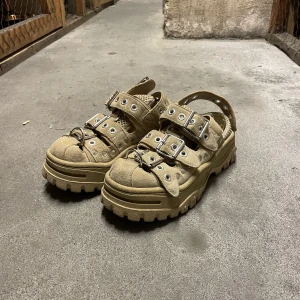 Eytys sandaler - Feta Eytys kängor/sandaler! Sista bilder ser man lite spår av användning + släppt lite baktill vid fotslutet men inget som syns mycket/känns när man använder. Nypris ca 3000.