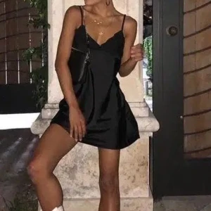 Mini Slipdress  - (Första bild lånad) Klänning från h&m <3 Endast använd en gång, justerbara band och knyte där bak. Är xxs men skulle även passa xs beroende på hur man vill att passformen ska vara 