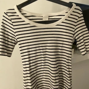 Randig tröja  - En söt randig tröja ifrån H&M, använd 1 gång! Den är jätte bekväm att ha på sig🙏🏼 men eftersom jag aldrig använder den kan kanske någon annan ha användning för den🫶🏽