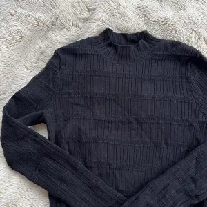 Säljer denna helt oanvända tröja från bikbok i storlek M. 