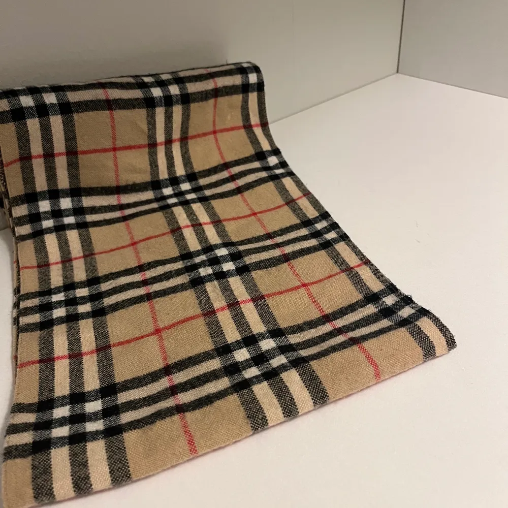 Burberry scarf i fint skick, 8,5/10 köpt för länge sen så kvitto finns tyvärr inte så därför priset! Ny pris 5000kr. Accessoarer.