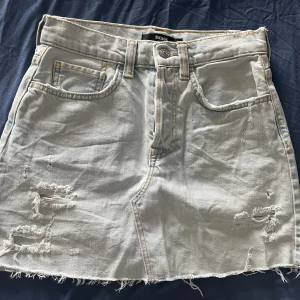 Kjol - Bra skick förutom det där med tråden på den övre delen av kjolen. Älskade denna kjolen men tyvärr blev den för liten. Kan mötas upp i Trollhättan/Göteborg men kan också fraktas men köparen står för frakten.