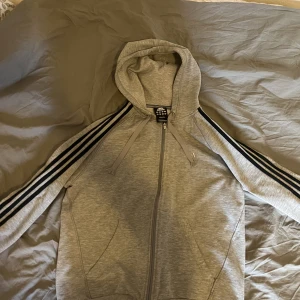Adidas tröja med dragkedja - oversize troja som passar också på M 9/10 BARA TRÄFFAS INOM STOCKHOLM