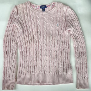 Ralph Lauren tröja - Ljusrosa kabelstickad tröja från Ralph Lauren i bra skick. Nypris är cirka 1400kr, passar XS-S. Kontakta gärna mig vid frågor eller intresse💗💗