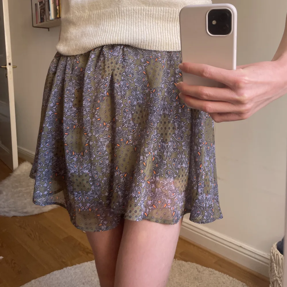 Jättesöt kjol från märket YAS som jag köpte på Sellpy. Använd en gång av mig och den är i väldigt fint skick. Den är högmidhad, men jag brukar vika ner den, vilket jag har gjort på bilderna. . Kjolar.