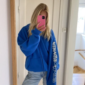 Hoodie - Hoodie med dragkedja från bershka med tryck på armen och ryggen. Använd enstaka gånger