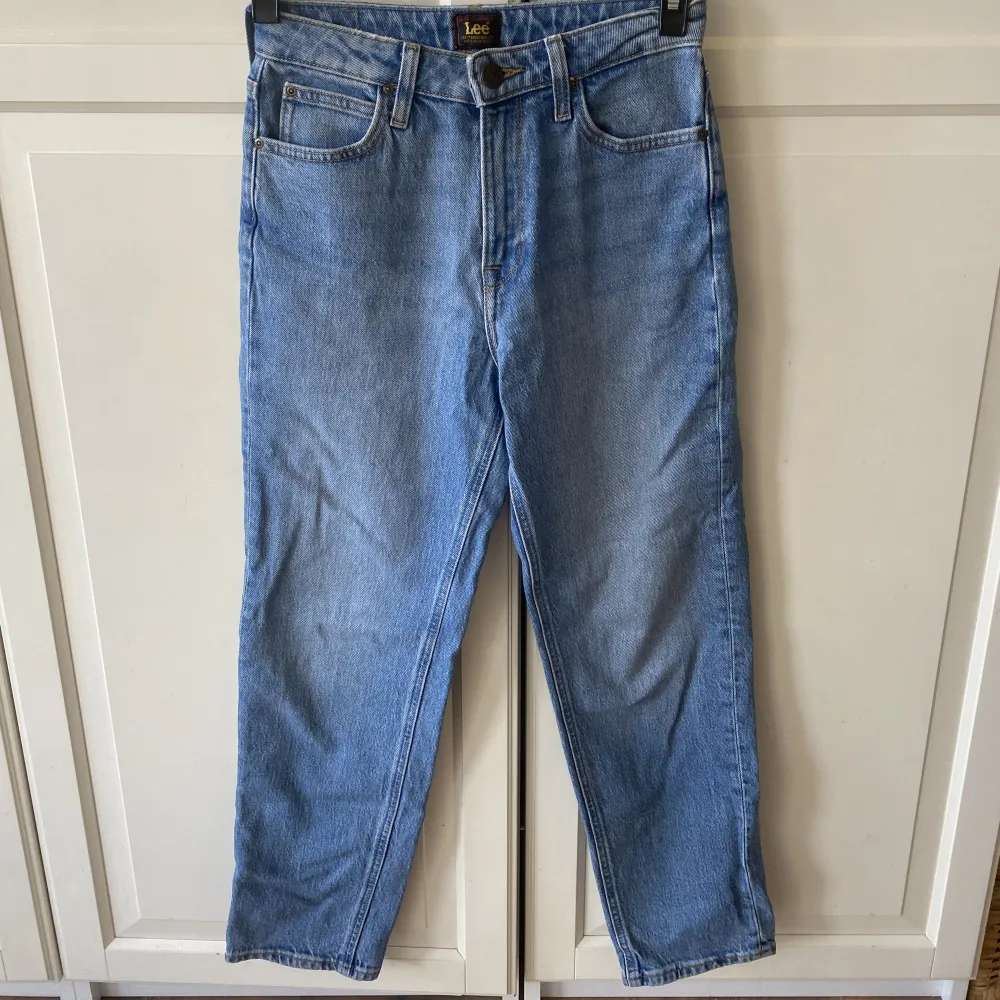 Raka cropoade Lee jeans i väldigt fint skick.. Jeans & Byxor.