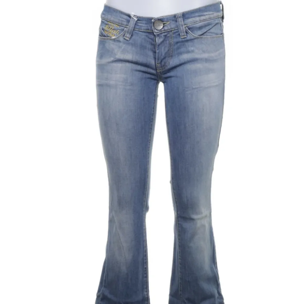 Säljer dessa jättefina jeans som är lågmidjade med bootcut! Säljer då de är för långa på mig💘pris kan vi diskutera!. Jeans & Byxor.