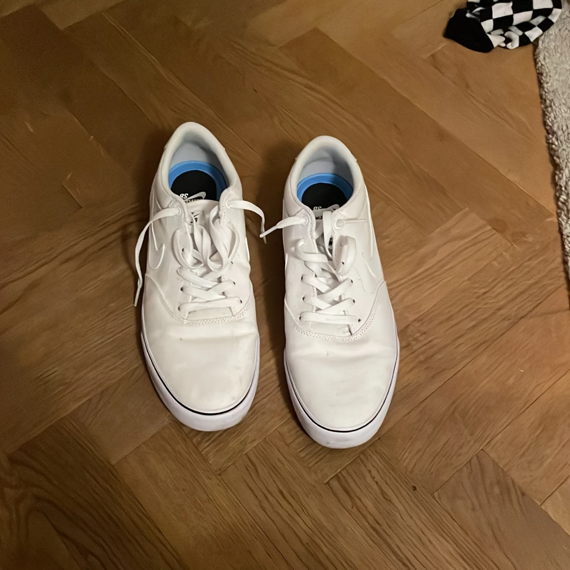 Vita Nike skor  - 90