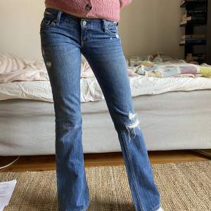 Ett par jättefina Hollister jeans i storlek s/xs! Jag är 170. Midjemått 34. Innebenslängd 74. Bud ligger på 550. Budgivningen slutar måndag klockan 21💞Privata bud