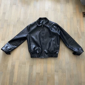 Beaumont Studios Flight Jacket - Boxy fejk-läderjacka. Cool passform med längre armar, har vikt upp ärmarna och sitter då bra på mig som har mellan M-L