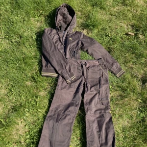 Y2K Tracksuit - Tränings overaller/Tracksuit set Jacka XS-S Byxor S, 37cm midja  Köpt secondhand men aldrig använt. Huvan går att ta av. Knapparna har bak på byxorna har små slitningar.  