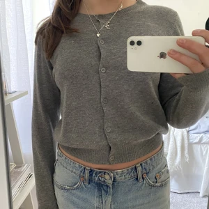 Stickad kofta - Stickad kofta från by Marlene birger, finns ett litet hål men inget man märker