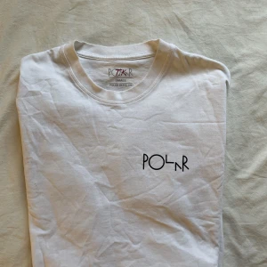 Polar t shirt  - säljer en polar t shirt i bra skick , skriv till mig om ni har några frågor eller om ni vill ha mer bilder på plagget 💯