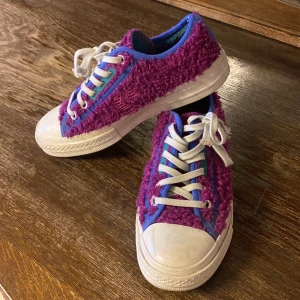 Unika fluffiga converse sneakers - Säljer mina asballa Converse inköpta någonstans runt 2020/2021. I lila, blått & lite turkost 😍 så coola till jeans! Bekväma & lite använda men i gott skick.  
