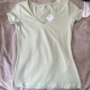 Tröja - Super fin tröja med jätte bra passform från new yorker som är pastel grön. Aldrig använd med lappen kvar, +frakt 💕.          (rensar gaderob)