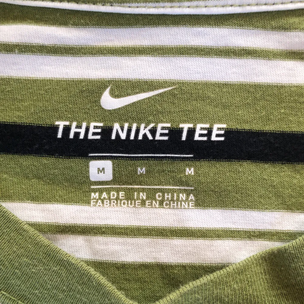 Nike sb t shirt i storlek M. Skick 9/10, använd fåtal gånger. Pris kan diskuteras vid snabb affär och ställ gärna frågor👍. T-shirts.