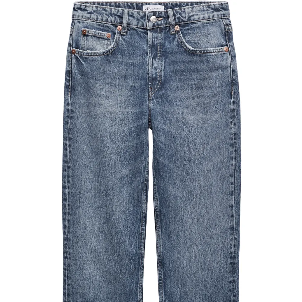 Blåa midrise jeans från zara i storlek 40! Sitter jätte bra men kommer ej till användning längre😍(någo lunda ljusare i verkligheten) . Jeans & Byxor.