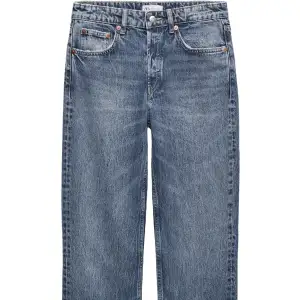 Blåa midrise jeans från zara i storlek 40! Sitter jätte bra men kommer ej till användning längre😍(någo lunda ljusare i verkligheten) 