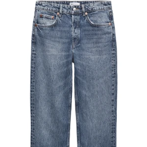 Zara jeans  - Blåa midrise jeans från zara i storlek 40! Sitter jätte bra men kommer ej till användning längre😍(någo lunda ljusare i verkligheten) 