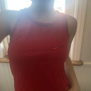 Topp - Sportinspirerad topp med Nike-märke (möjligtvis fake) i storlek S💃🏼 kontakta mig vid frågor!