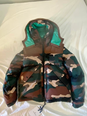 Moncler cavet camo jacket - Moncler camo cavet jacka Helt ny med tags  Armana kan tas bort så den blir en väst och en av dem två luvorna kan med tas bort Strlk M