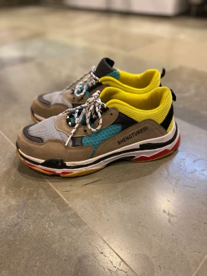 Skor i super skick! - Knappt använda och snygga! De är jätte finns men kommer inte till användning här. Det är inget som hälsat fel på skorna ser nästan nya ut! Kontakta mig vid frågor eller intresse😊