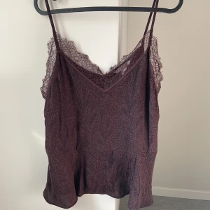 Topp - Säljer en fin topp från hm i storlek 42. Den är jätte fin på och bra form. Den formar en jätte fint. 