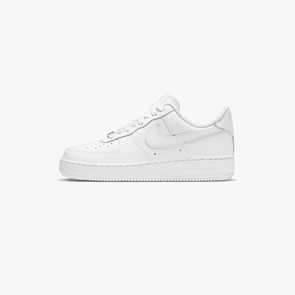 Nike air force 1 i stl 37,5💗  Nypris 1240 kr, men jag säljer för 250  skriv för flera bilder av skorna🫶🏻.. Skor.