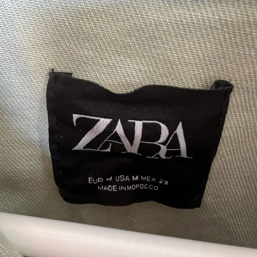 Superfin grön lite kortare skjortjacka från ZARA. Perfekt nu till våren och sommarkvällar! Säljer då den inte är min stil riktigt 🥰 . Jackor.