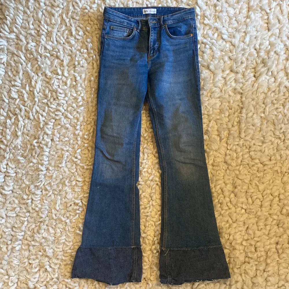 Storlek 36. Förlängda med annat jeanstyg. Supersnygga utsvängda blåa jeans. . Jeans & Byxor.