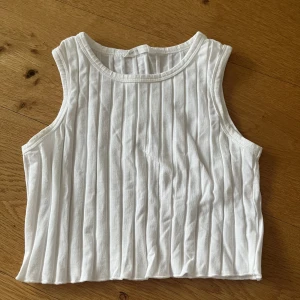 Ett vitt linne från SHEIN - Säjer mitt linne från SHEIN för att den är förliten. Jag har använt den 2-3 ny priset är 50kr men säljer för 30kr. 