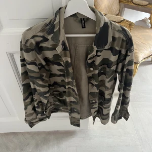 Camoflauge jacka hm  - Hm camoflauge jacka i storlek xs/34-36, i fint skick💞💞