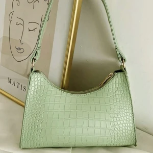 Väska Grön - Supersöt liten väska nu till sommaren! Som ny 